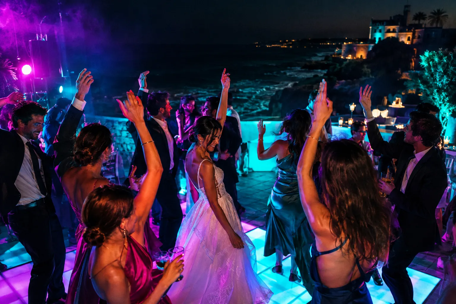 Festa de casamento junto ao mar em Cascais com convidados a dançar