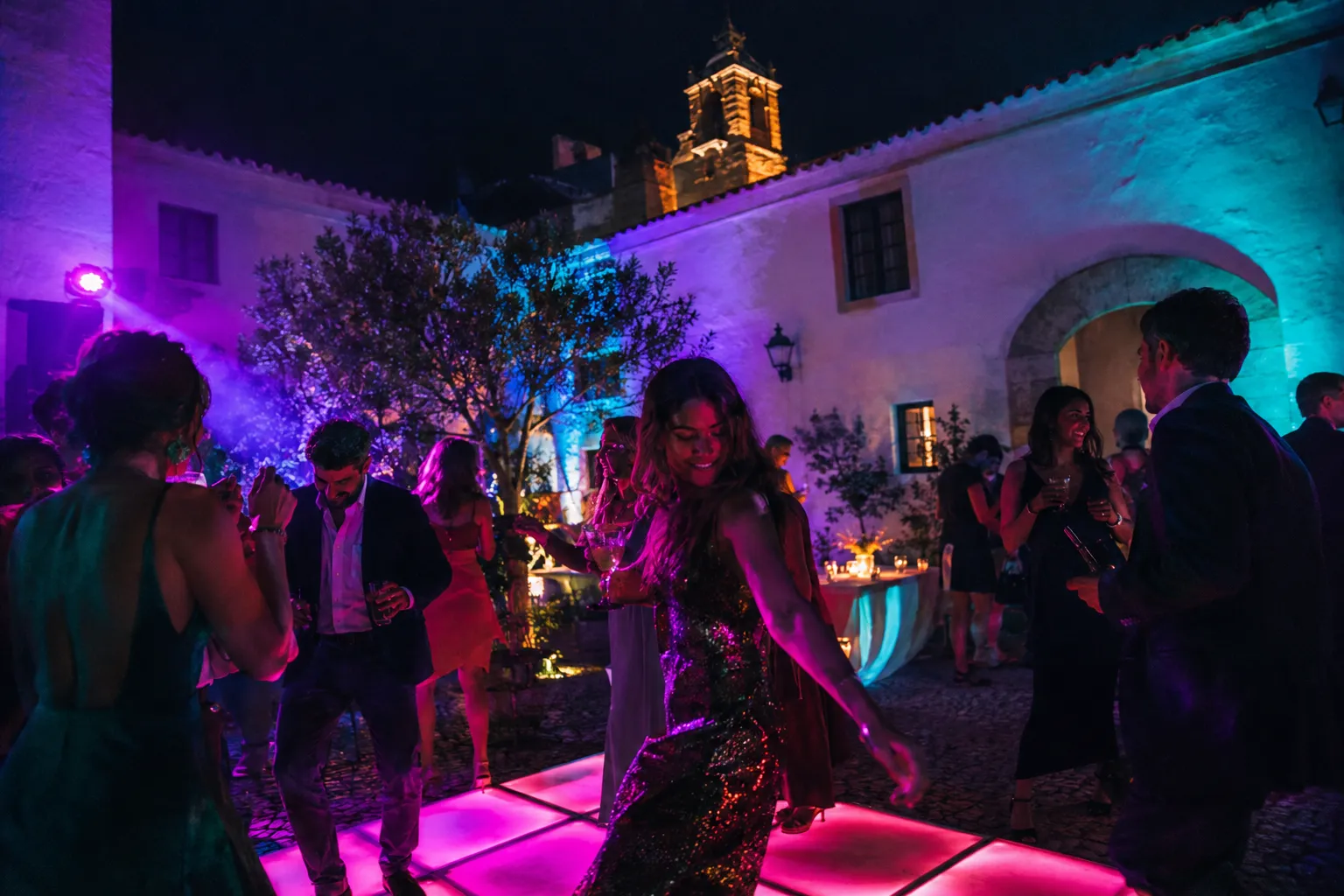 Festa privada num pátio caiado em Évora com pista magenta