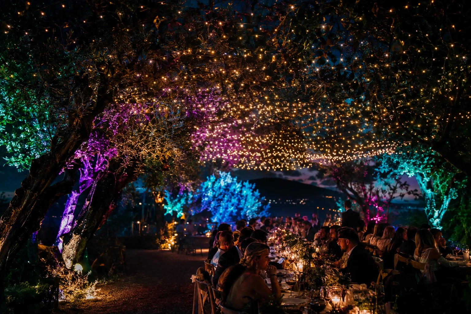 Jantar ao ar livre sob um teto de milhares de fairy lights entre oliveiras