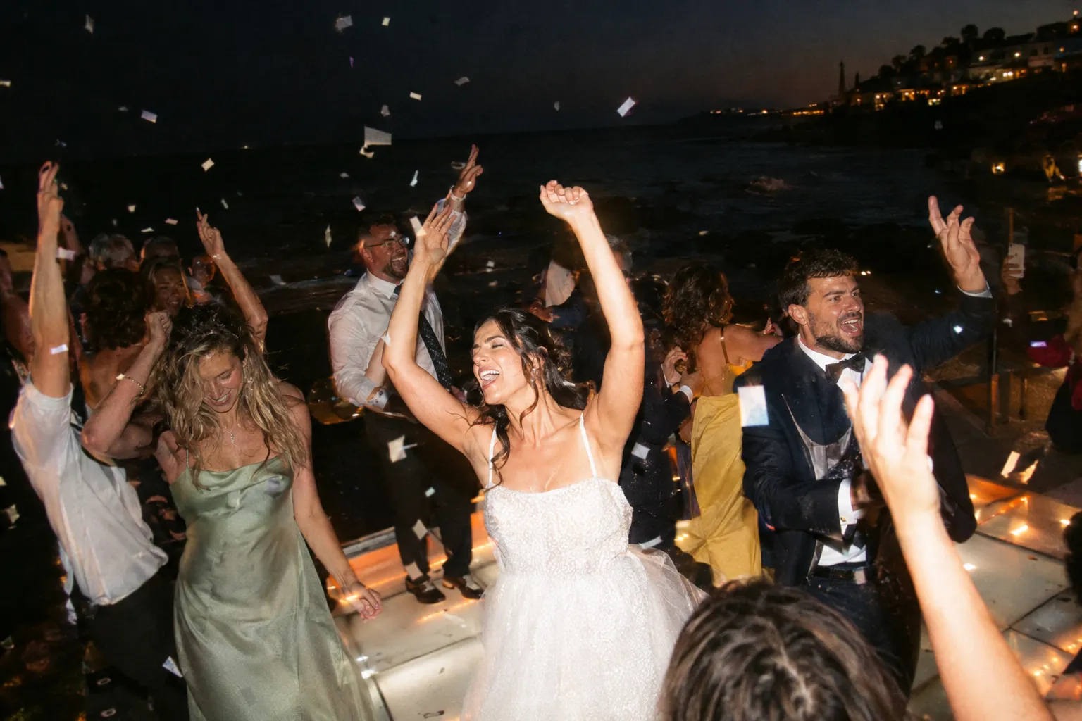 Casamento junto ao mar em Cascais com convidados a saltar