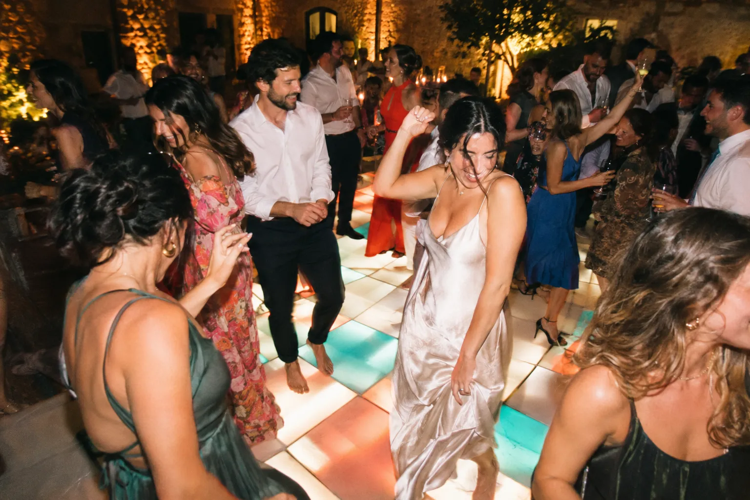 Convidados a dançar numa pista LED iluminada num casamento