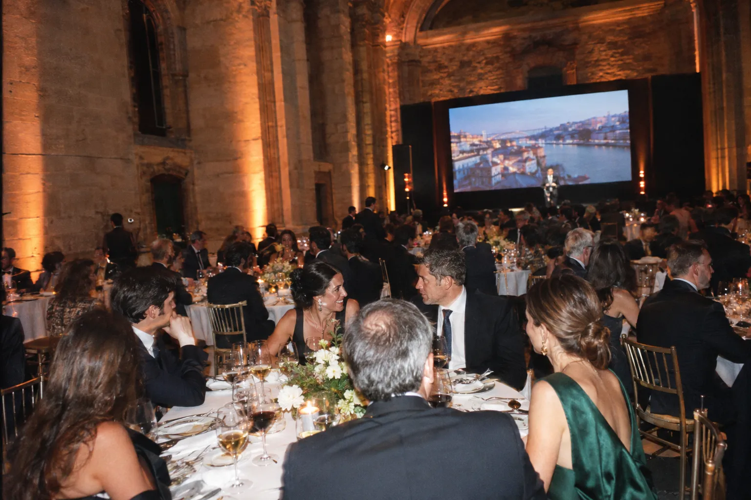 Jantar de gala num salão de granito no Porto com LED wall